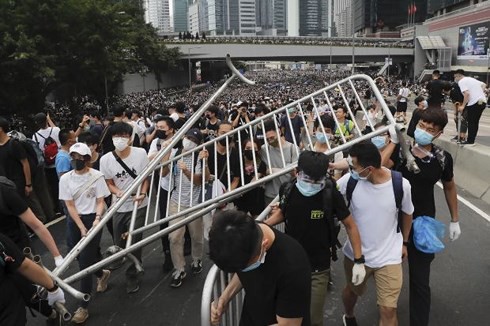 Biểu tình dữ dội bùng nổ ở Hong Kong, giao thông tê liệt hoàn toàn - Ảnh 2.