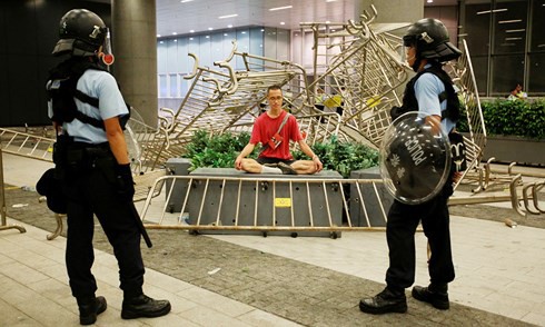 Biểu tình dữ dội bùng nổ ở Hong Kong, giao thông tê liệt hoàn toàn - Ảnh 5.