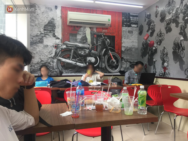 Hình ảnh xấu xí của sinh viên tại các cửa hàng tiện lợi mùa nóng: Chen chúc nhau ngồi lỳ từ sáng đến khuya, xả rất nhiều rác thải nhựa - Ảnh 1.