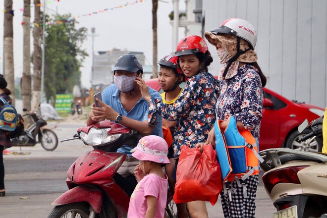 Công viên nước Thanh Hà tạm dừng hoạt động sau sự cố bé trai đuối nước, nhiều gia đình từ xa đến đành quay về - Ảnh 4.