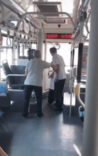 Tài xế xe buýt quỳ xin hành khách tha thứ và lý do gây tranh cãi phía sau - Ảnh 2.