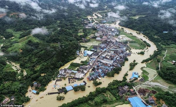 Giây phút lở đất ‘đánh bay’ hàng chục ô tô khỏi mặt đường - Ảnh 2.