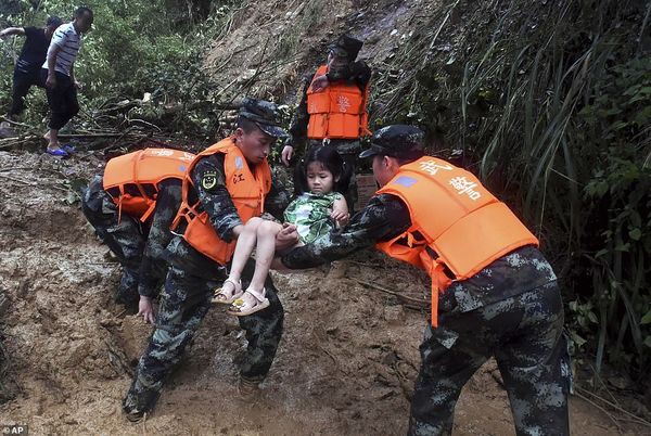 Giây phút lở đất ‘đánh bay’ hàng chục ô tô khỏi mặt đường - Ảnh 3.