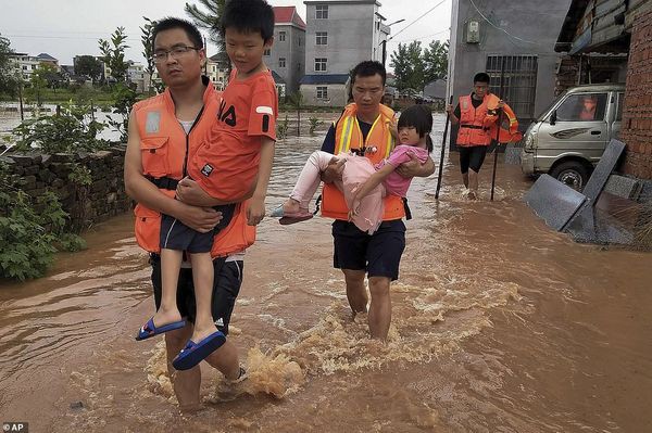 Giây phút lở đất ‘đánh bay’ hàng chục ô tô khỏi mặt đường - Ảnh 7.