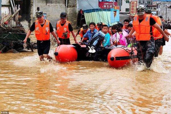 Giây phút lở đất ‘đánh bay’ hàng chục ô tô khỏi mặt đường - Ảnh 8.