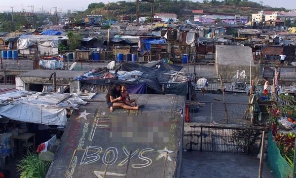 Thảm cảnh trong khu ổ chuột lớn nhất thế giới: Bẩn thỉu, tồi tàn, bữa ăn từ bãi rác và mạng sống bị đánh cược mỗi ngày - Ảnh 1.