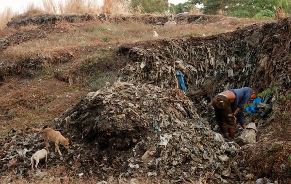 Thảm cảnh trong khu ổ chuột lớn nhất thế giới: Bẩn thỉu, tồi tàn, bữa ăn từ bãi rác và mạng sống bị đánh cược mỗi ngày - Ảnh 9.