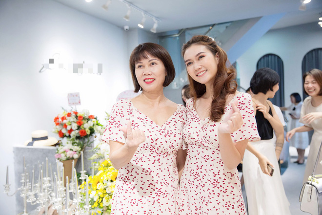 Diễn viên Hương Giang và mẹ ruột gây chú ý khi diện váy đôi tại sự kiện - Ảnh 3.