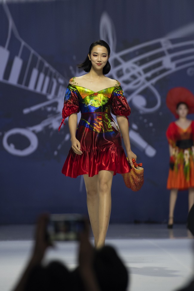 Hoa hậu Thủy Tiên làm vedette trong show của NTK Đỗ Trịnh Hoài Nam tại Hàn Quốc - Ảnh 2.