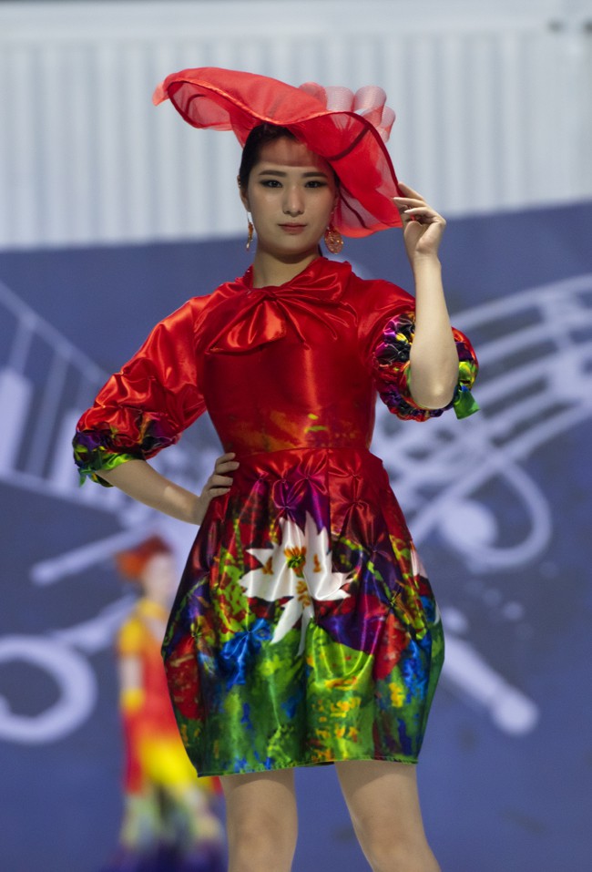 Hoa hậu Thủy Tiên làm vedette trong show của NTK Đỗ Trịnh Hoài Nam tại Hàn Quốc - Ảnh 3.