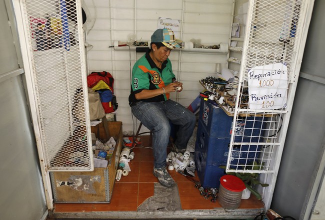  Lâm cảnh khó khăn, người dân Venezuela tích cực dùng đồ tái chế  - Ảnh 1.