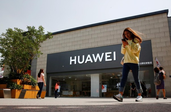 Nhiều công ty công nghệ cấm nhân viên giao tiếp với Huawei - Ảnh 1.