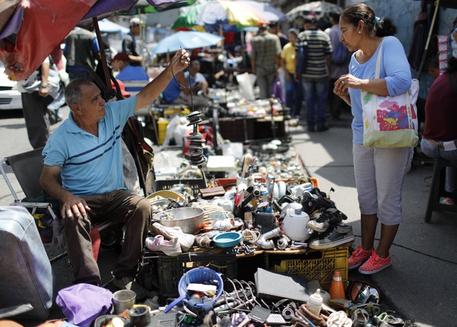  Lâm cảnh khó khăn, người dân Venezuela tích cực dùng đồ tái chế  - Ảnh 4.