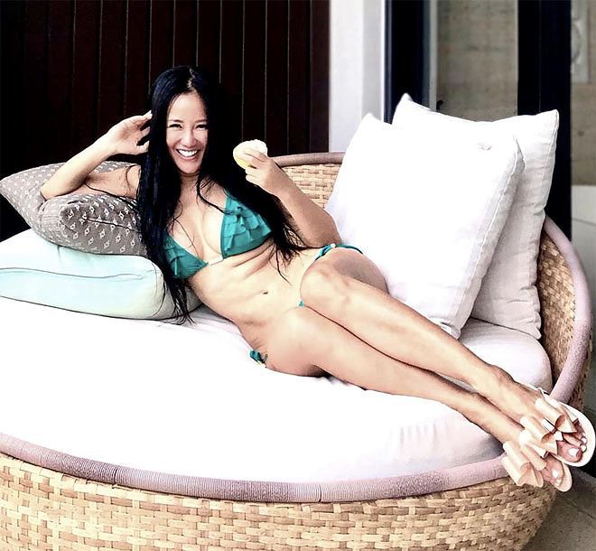 Diva Hồng Nhung khoe ảnh bikini nóng bỏng ở tuổi U50 gây ngỡ ngàng - Ảnh 1.