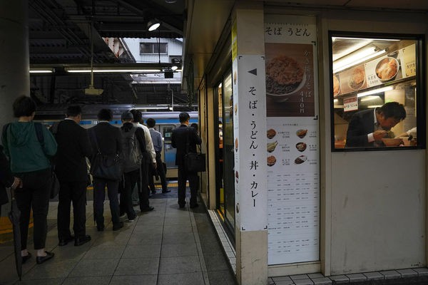 Cuộc sống ngột ngạt đến nghẹt thở ở Tokyo nhìn từ những chuyến tàu điện ngầm - Ảnh 1.