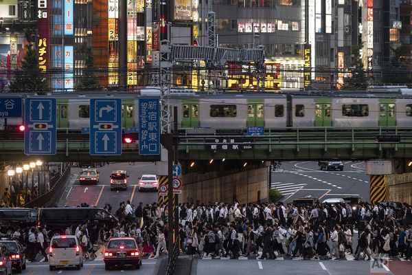 Cuộc sống ngột ngạt đến nghẹt thở ở Tokyo nhìn từ những chuyến tàu điện ngầm - Ảnh 2.