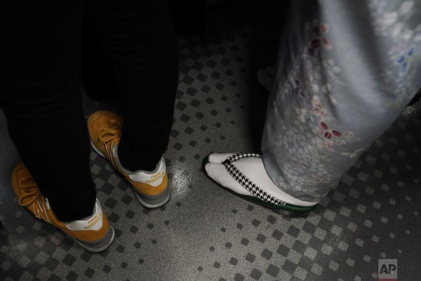 Cuộc sống ngột ngạt đến nghẹt thở ở Tokyo nhìn từ những chuyến tàu điện ngầm - Ảnh 11.