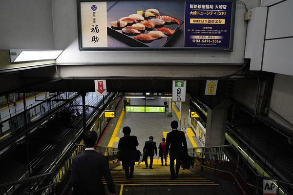 Cuộc sống ngột ngạt đến nghẹt thở ở Tokyo nhìn từ những chuyến tàu điện ngầm - Ảnh 13.
