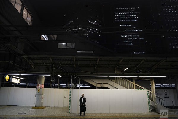 Cuộc sống ngột ngạt đến nghẹt thở ở Tokyo nhìn từ những chuyến tàu điện ngầm - Ảnh 14.