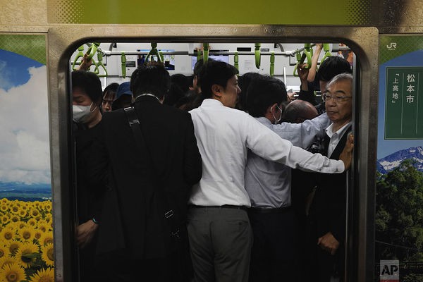 Cuộc sống ngột ngạt đến nghẹt thở ở Tokyo nhìn từ những chuyến tàu điện ngầm - Ảnh 3.