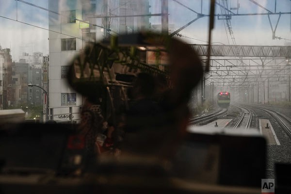 Cuộc sống ngột ngạt đến nghẹt thở ở Tokyo nhìn từ những chuyến tàu điện ngầm - Ảnh 4.