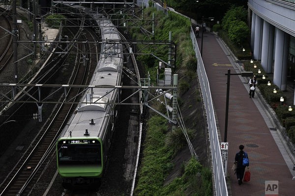 Cuộc sống ngột ngạt đến nghẹt thở ở Tokyo nhìn từ những chuyến tàu điện ngầm - Ảnh 5.