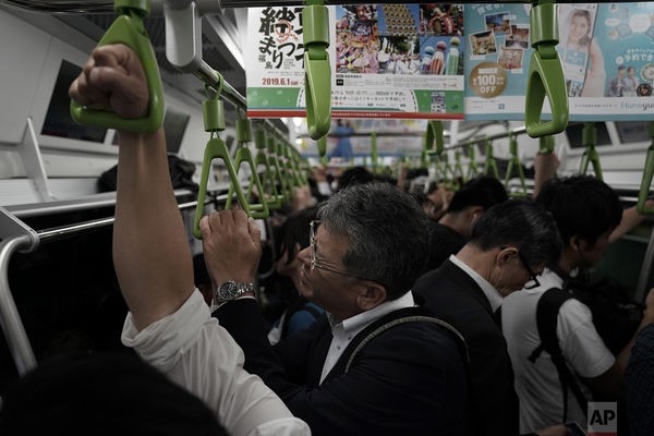 Cuộc sống ngột ngạt đến nghẹt thở ở Tokyo nhìn từ những chuyến tàu điện ngầm - Ảnh 7.