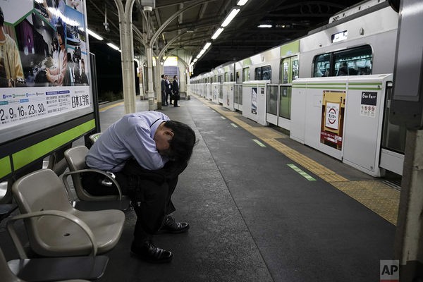 Cuộc sống ngột ngạt đến nghẹt thở ở Tokyo nhìn từ những chuyến tàu điện ngầm - Ảnh 8.