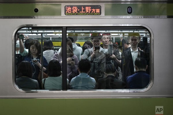 Cuộc sống ngột ngạt đến nghẹt thở ở Tokyo nhìn từ những chuyến tàu điện ngầm - Ảnh 9.