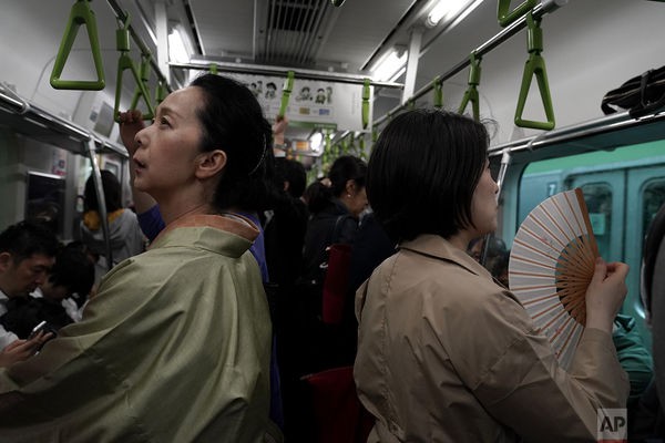 Cuộc sống ngột ngạt đến nghẹt thở ở Tokyo nhìn từ những chuyến tàu điện ngầm - Ảnh 10.