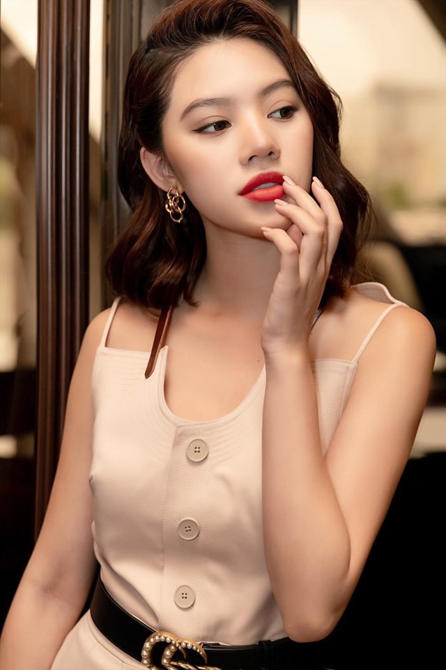 Chân dung Hoa hậu Việt lộ ảnh thân mật với cầu thủ ngoại hạng Anh nổi tiếng giá 450 tỷ - Ảnh 8.