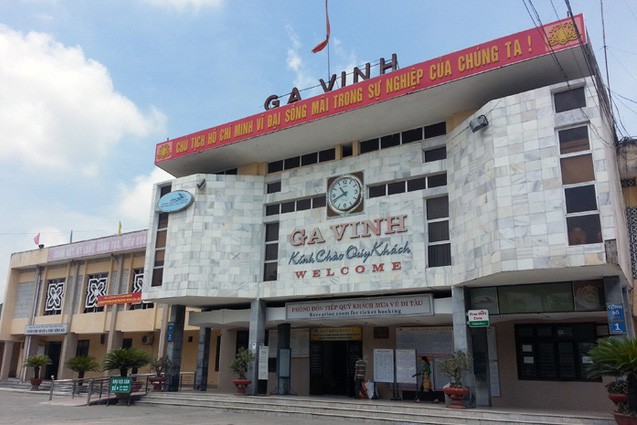 Khống chế người đàn ông đánh đập, hành hung vợ ngay trên tàu SE8 - Ảnh 1.