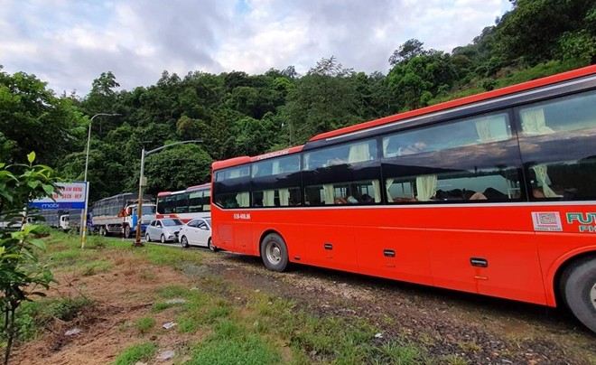 Lở đất trên đèo Bảo Lộc, hàng trăm phương tiên bị “chôn chân” - Ảnh 2.