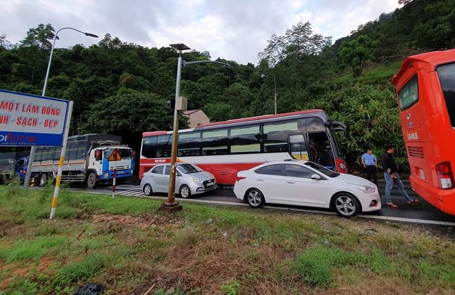 Lở đất trên đèo Bảo Lộc, hàng trăm phương tiên bị “chôn chân” - Ảnh 3.