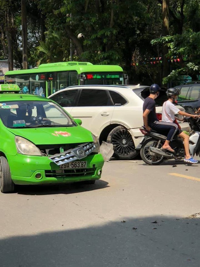 Tài xế tung clip bóc lỗi sai vụ siêu xe Bentley Bentayga va chạm taxi trên phố Hà Nội - Ảnh 1.