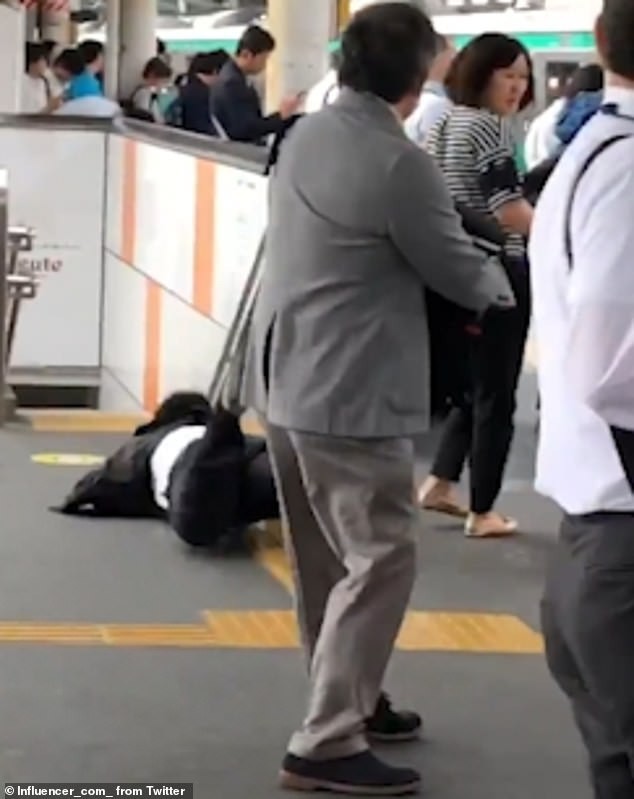 Nữ sinh Nhật Bản bị doanh nhân 30 tuổi sờ ngực tại tàu điện ngầm và cái kết bất ngờ dành cho kẻ biến thái - Ảnh 2.