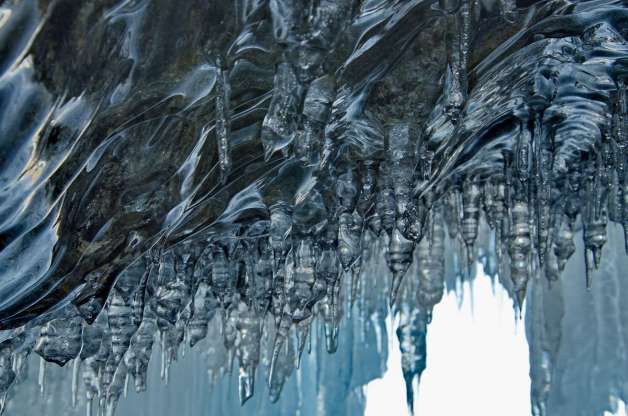Những hình ảnh đáng kinh ngạc về tạo hình băng trên hồ Baikal - Ảnh 13.