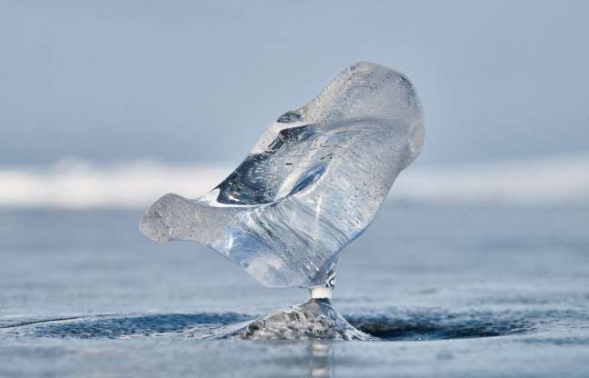 Những hình ảnh đáng kinh ngạc về tạo hình băng trên hồ Baikal - Ảnh 16.
