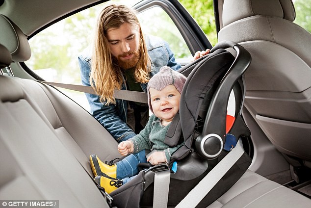 Thót tim cảnh tượng bé sơ sinh văng ra đường khi xe ô tô của bố gặp nạn, đây là lý do vì sao bạn nhất định phải thắt dây an toàn cho trẻ - Ảnh 6.