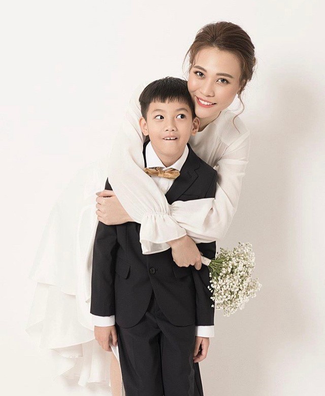 Đàm Thu Trang khoe ảnh cưới chụp bên con riêng của Cường đô la - Ảnh 1.