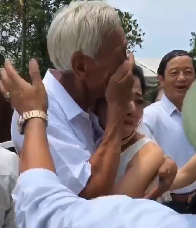 Khoảnh khắc cha già ôm chặt, nghẹn ngào gạt nước mắt tiễn con gái về nhà chồng khiến nhiều người xúc động - Ảnh 3.
