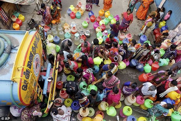 10 triệu người dân thành phố này đang khốn đốn vì nắng nóng kéo dài, thiếu nước trầm trọng - Ảnh 2.