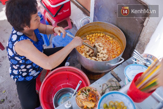 Độc nhất vô nhị ở Sài Gòn: Quán bánh canh đỏ nức tiếng suốt 20 năm với giá chỉ từ 10 nghìn đồng một tô - Ảnh 3.