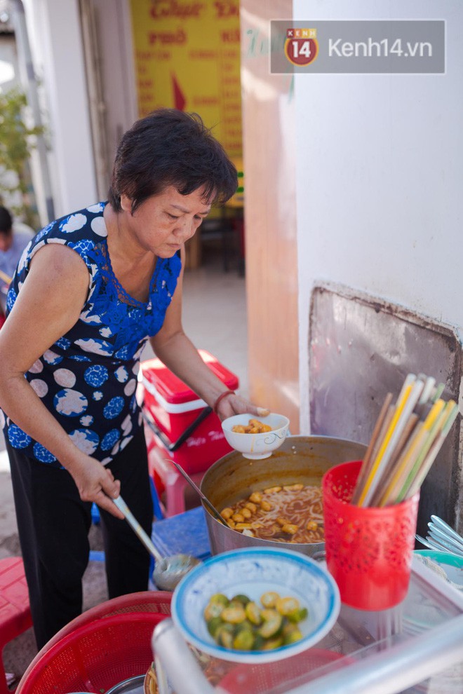 Độc nhất vô nhị ở Sài Gòn: Quán bánh canh đỏ nức tiếng suốt 20 năm với giá chỉ từ 10 nghìn đồng một tô - Ảnh 12.