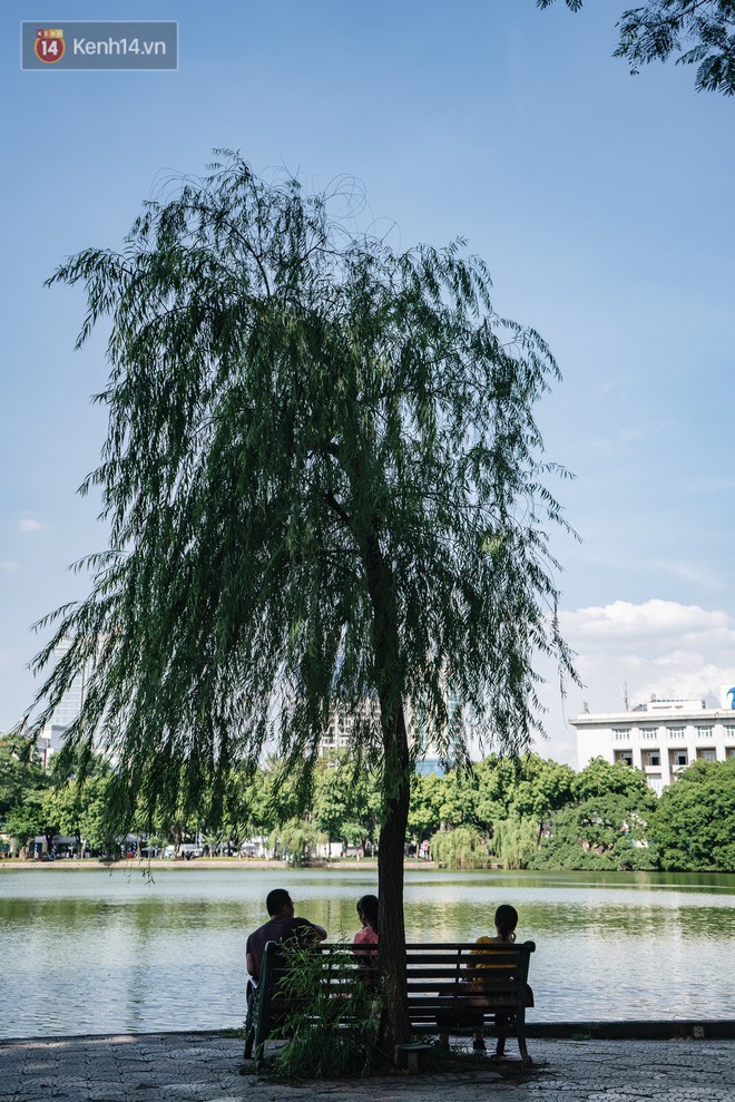 Chùm ảnh: Phố đi bộ hồ Gươm vắng tanh trong ngày nắng nóng kinh hoàng ở Hà Nội - Ảnh 20.