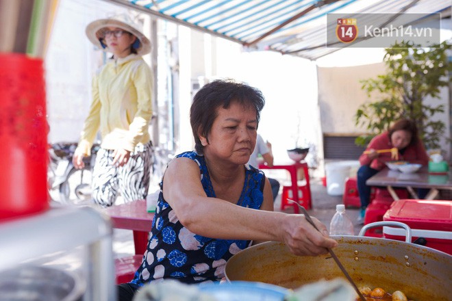 Độc nhất vô nhị ở Sài Gòn: Quán bánh canh đỏ nức tiếng suốt 20 năm với giá chỉ từ 10 nghìn đồng một tô - Ảnh 10.