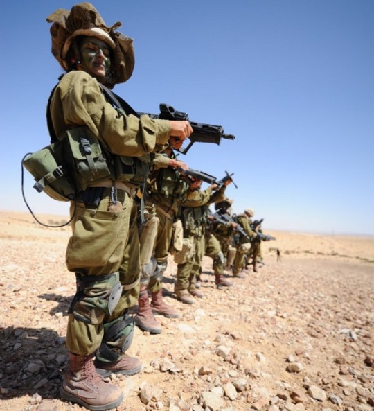 Các cô gái xinh đẹp của quân đội Israel trên sa mạc nóng bỏng - Ảnh 10.