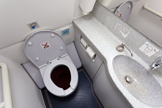 Phát hiện toilet máy bay bị tắc, nhân viên vệ sinh rùng mình lôi lên một thai nhi bị vứt bỏ, cả chuyến bay bị hủy để điều tra - Ảnh 1.