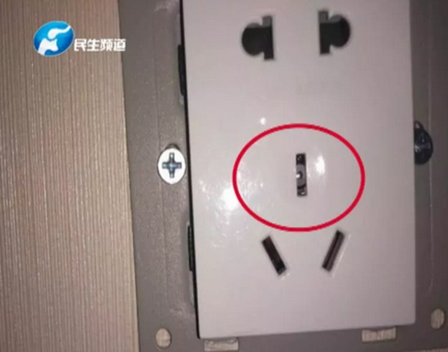 Cặp đôi Trung Quốc đi du lịch bắt gặp camera quay lén được giấu trong ổ điện cạnh tivi khách sạn - Ảnh 2.