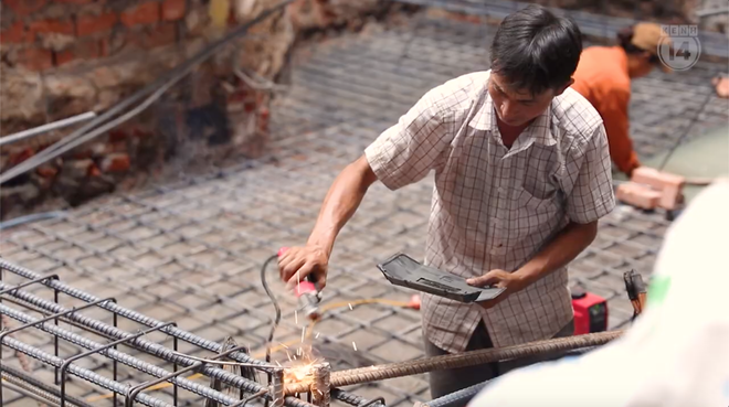 Clip mưu sinh trên đường Hà Nội vào một ngày nắng nóng: Anh thợ xây gồng mình kéo thép, chị bán hàng rong đi mãi vẫn ế ẩm - Ảnh 3.